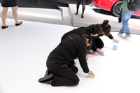 こちらは床を磨くスタッフ。いずれも若いスタッフによって、欧州のショーでは考えられないほど念入りに行われている。