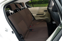 60：40分割可倒式のリアシート。ハイブリッドシステムのバッテリーはこの下に搭載される。