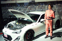 TRDパーツでカスタマイズされた「86」と開発を指揮した多田哲哉チーフエンジニア。