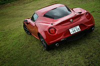 日本では2014年7月1日に発売された、MRの2シータースポーツカー「アルファ・ロメオ4C」。そのフォルムは、1967年に生まれた「Tipo33/2」に着想を得たものだという。
    