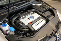 フォルクスワーゲンでは今後、直噴＋過給システムのエンジンをすべて「TSI」の呼称で統一するとのこと。写真は、1.4リッターのツインチャージャーエンジン。