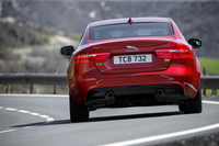 「XE」ではパワーステアリングがジャガー初の電動式となった。また、アンダーステアの発生を抑える目的で必要に応じて内輪の各ホイールに軽くブレーキをかける「トルクベクタリング・バイ・ブレーキ」が標準で装備される。写真は「XE S」。