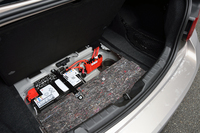 BMW車の例に漏れず、前後均等な重量配分にこだわる「220iクーペ」。重量物であるバッテリーは、トランクルームのフロア下に搭載される。ちなみに、車検証記載の車重は「前軸：740kg／後軸：730kg」。
    