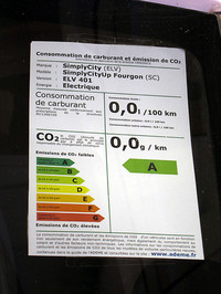 フランスの新車に掲示される1km走行あたりのCO2排出量の表示。EVはもちろん0gで、最上のランクAになる。