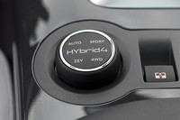 セレクターダイヤルでは「スポーツモード」や「4WDモード」、そしてピュアEV走行になる「ZEVモード」を選択することができる。