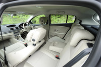 ベージュ基調の「プレミアムライン」の明るいインテリア。スピードメーターがデジタル表示になるのもプレミアムラインの特徴。
