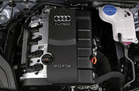 
	新たにラインナップに加わった、2リッター直4DOHC直噴＋ターボエンジン。200ps、28.5kgmを発生する。
	 