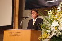 あいさつを述べる、光岡自動車の光岡章夫社長。2014年内に、さらに2種類の新型車を発売する予定だという。
    