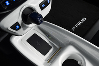 新型「プリウス」のセンターコンソール。非接触型の充電パネルがレイアウトされている。