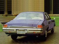 シンプルなリアビュー。エキゾーストパイプはスポーツカーなみのデュアルである。