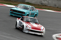 1970年代のツーリングカーとGTを中心とする「カテゴリー混走模擬レース1」。かつて「Zの柳田」と呼ばれた柳田春人がドライブする、ノーマルのターンフローからクロスフローに改められたスペシャルエンジンを積んだ「フェアレディ240ZG」と、影山正美の駆る、懐かしのレイトンブルーに塗られた「310サニー」がバトルを展開。