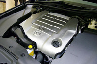 マジェスタに搭載される4.6リッターV8ユニット。LSのそれより38ps、4.1kgm少ないアウトプットだが、10・15モード燃費値は0.3km上まわる9.4km/リッターを達成した。