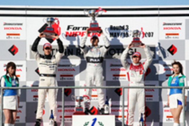 表彰台に上がったのは、左から2位のアンドレ・ロッテラー（DHG TOM'S）、優勝した小暮卓史(PIAA NAKAJIMA)、そして3位の松田次生(mobilecast IMPUL)。