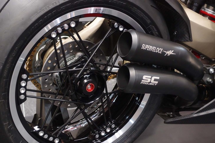 MVアグスタ・スーパーベローチェ オットチェント（リアホイールおよびマフラーエンド）