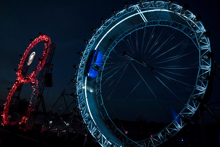 フランクフルトショー2015の開幕に先立って行われた発表会の様子。「F-PACE」は、ジャガーの誕生80周年を記念する巨大な文字の、「0」のループをぐるりと一周するスタントとともに姿を現した。