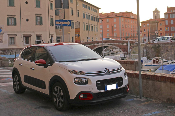 「シトロエンC3」。トスカーナの港町リヴォルノで2000年7月撮影。