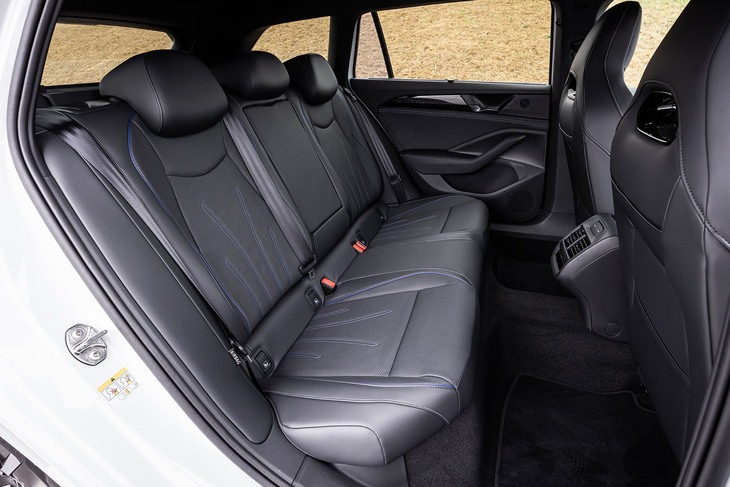 センタートンネル部の膨らみが大きいのはやや惜しいものの、後席の足元空間の広さは特筆に値する水準。背もたれは荷室サイドのレバーを用いて、ワンアクションで前方に倒すことができる。