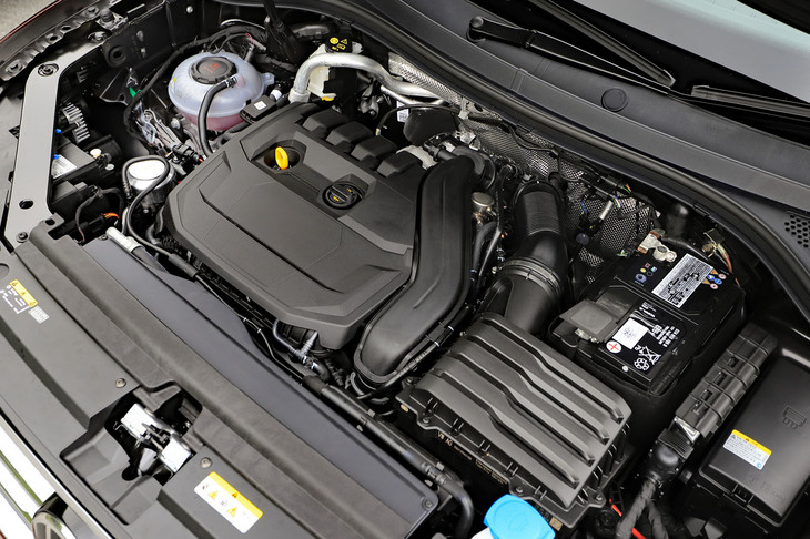 最高出力150PS、最大トルク250N・mを発生する「1.5 TSI Evo」エンジン。WLTCモードの燃費値は14.3km/リッターと発表されている。