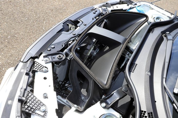 フロントからボンネット上部のエアアウトレットへと空気を通すダクト。収納ボックスと交換して取り付けるタイプで、簡単な作業で脱着が可能だ。