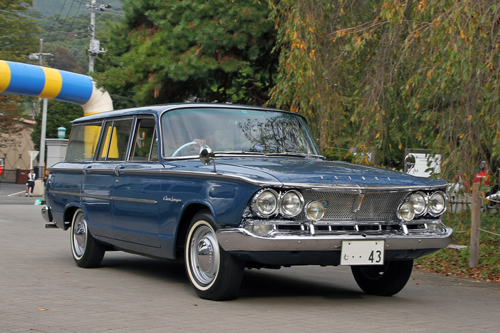 レストアされ、新車のように美しい1966年「プリンス・グロリア6ワゴン」。1962年にデビューした2代目グロリアのワゴン……とは名乗っているものの、実は4ナンバーの商用バンである。ほかに5ナンバーの乗用ワゴンも存在し、そちらには「グロリア6エステート」という名称が付けられていたから、ややこしい。ただしこの個体を含め、残存する6ワゴンは5ナンバーで登録し直されていることが多い。それはともかく、この個体はドアサッシに本来は存在しないメッキモールを取り付けるなど、上品なドレスアップが施されている。