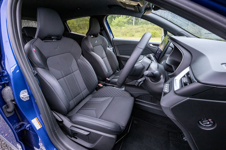 「エスプリ アルピーヌ」グレードの専用デザインとなる「A」をモチーフとしたロゴマーク入り「バイオスキン＆ファブリックコンビシート」を標準で装備。フロントシートにはヒーターが内蔵されている。