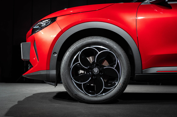 テレホンダイヤルをモチーフとした意匠が現代風にアレンジされた「ジュニア」の18インチホイール。リム部にまで及ぶ5つの円が、均等に重なるよう配置されている。