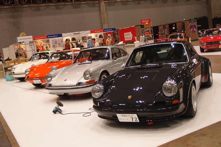 クラシックな「ポルシェ911」が並ぶ、THE GARAGE WORKSのブース。