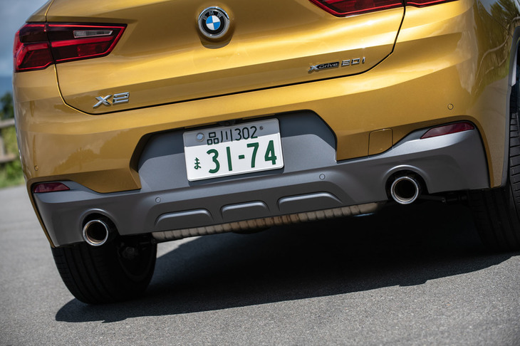 「MスポーツX」にはボディーサイドやバンパーにフローズングレーのアクセントが施される。