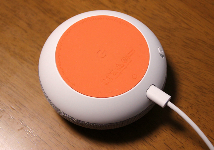 Google Home Miniの裏面。滑り止めラバーが貼られているが、テーブル上のゴミもくっついてしまう。