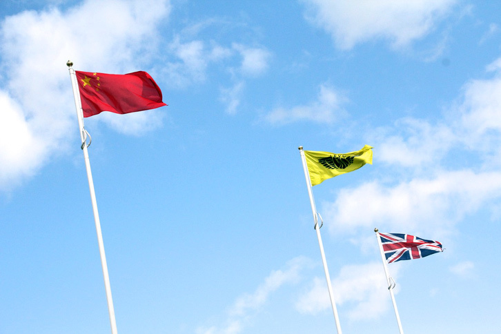 LEVCの黄色い旗とともに掲げられた、中国とイギリスの国旗。グローバル化の著しい、自動車産業の今を象徴するような光景である。