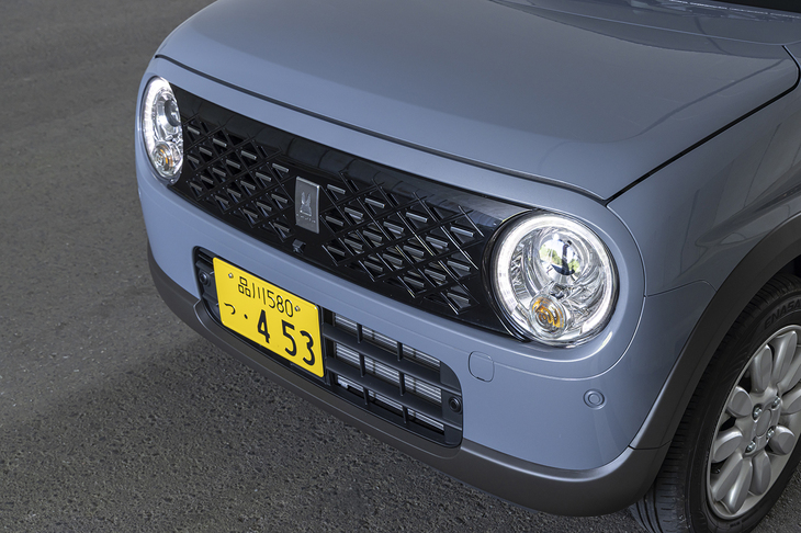 2025年8月のマイナーチェンジでフロントのデザインが変わった。ドットパターンのグリルでかわいらしさがアップしている。