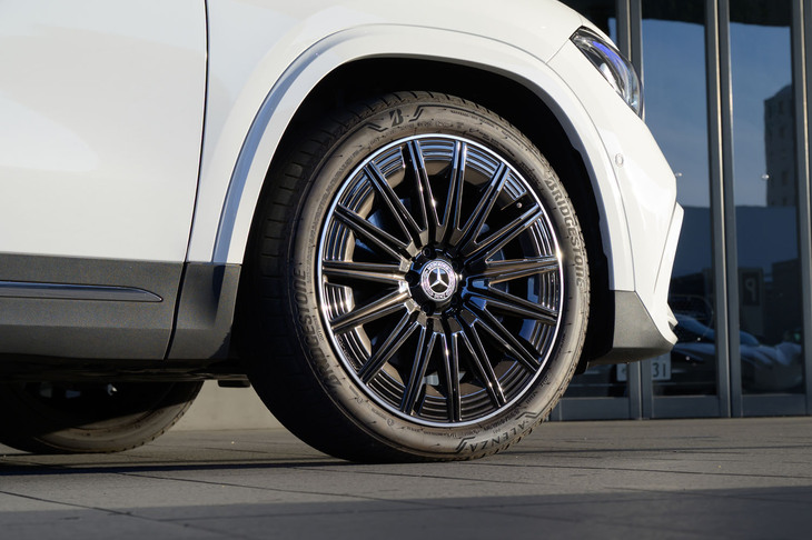 タイヤサイズは235/45R20。試乗車はブリヂストンのSUV用タイヤ「アレンザ001」を装着していた。