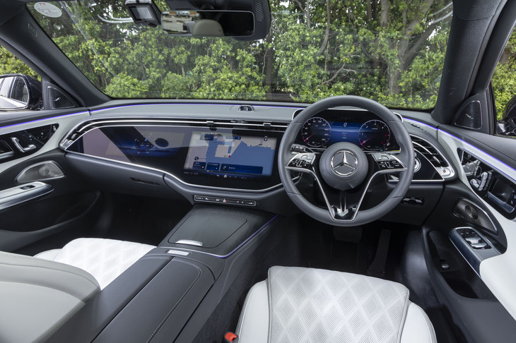 車高が上がっているため前方視界は素晴らしい。助手席前方にもスクリーンが搭載される「MBUXスーパースクリーン」はオプションの「デジタルインテリアパッケージ」（40万4000円）に含まれている。