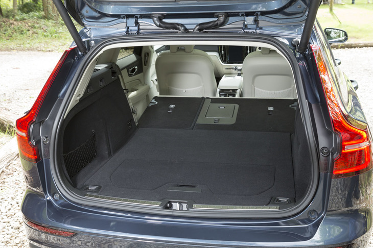 荷室の容量は、529～1411リッター。5人乗車時でも2人乗車時でも、先代「V60」のキャパシティーをしのぐ。