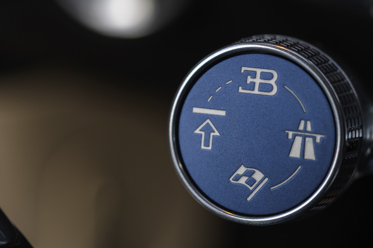 ステアリングホイールの左スポーク下に備わる、ドライブプログラムモードの切り替えスイッチ。