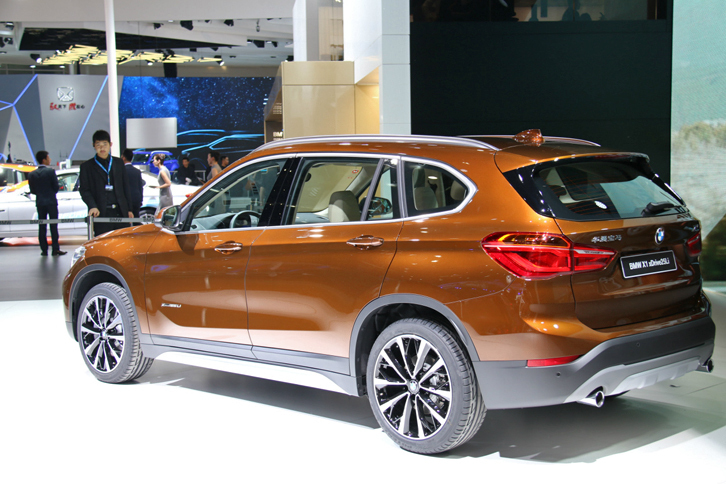 「BMW X1 xDrive25Li」。新型「X1」の中国工場製は、ロングホイールベース。