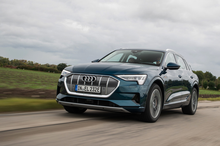 今回のワークショップでは「e-tron」に試乗する機会もあった。システム出力408PSの電動パワートレインを搭載する、高性能BEVである。