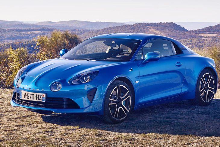 新型「アルピーヌA110」。こうして見ると、オリジナルに対して「どこを似せ、どこを似せなかったか」がよく分かる。