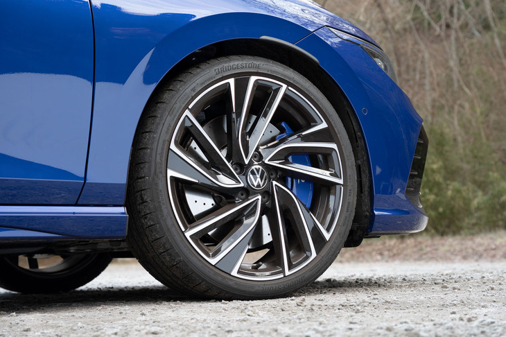 タイヤサイズは235/35R19。225/40R18だった先代より、さらに幅広・低偏平となった。