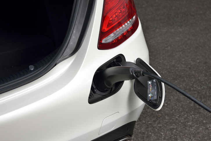 給電口は車体後方、リアバンパーの右端に設けられている。