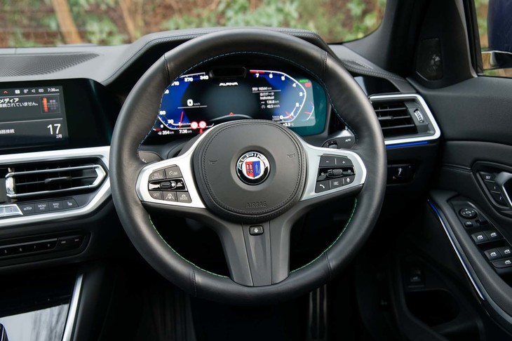 ステアリングホイールのリムは先代モデルよりも明らかに太くなった。ノーマルの「3シリーズ」のものをベースにラヴァリナレザーをきつく巻き直し、ブルーとグリーンの糸で縫製している。