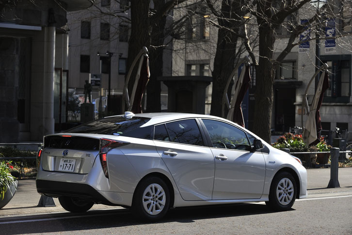 リアコンビネーションランプのデザインはブーメランのよう。従来同様、リアエンドに後方視界を確保するガラスを設けている。