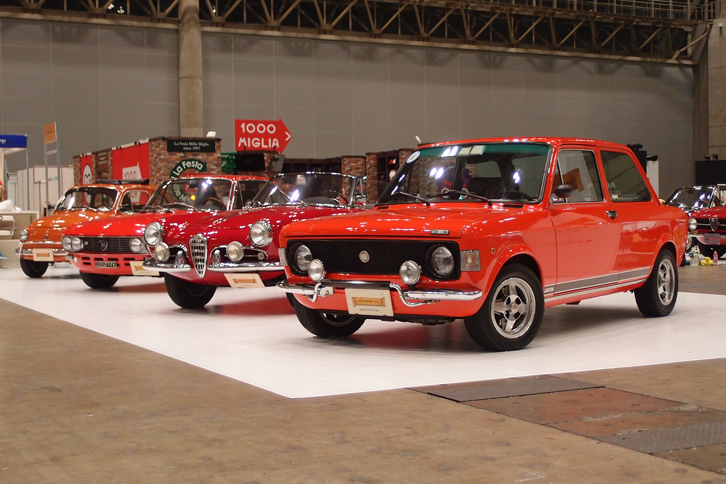 往年のアルファ・ロメオやランチアなど、いきのいいクラシックカーがお出迎え。ワールドヴィンテージカーズ。