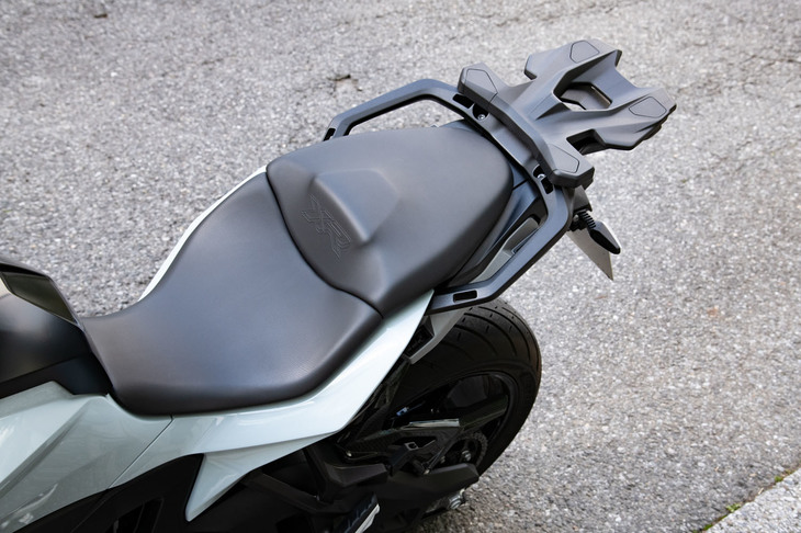 シート高は840mmが標準で、ローシート＋ローダウンサスペンション仕様の「プレミアムスタンダード」のみ790mmとなる。