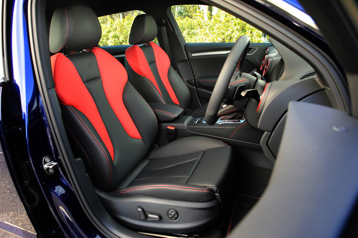 シートはブラックのモノトーン（表皮はクロスとレザーのコンビタイプ）が標準。赤い差し色が目を引くテスト車のシートは有償オプションである。