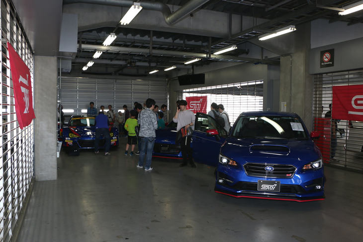 スバルブースでは、スーパーGT参戦マシン「スバルBRZ GT300」のドライバーズシートに座れるコーナーが大人気。スタッフに記念撮影をしてもらう人も多く見られた。