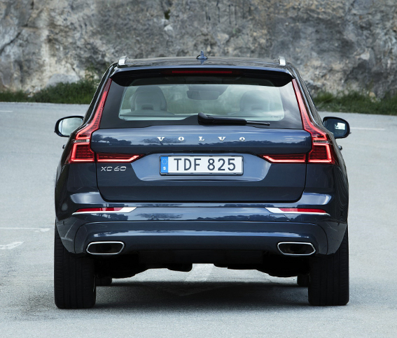 リアまわりは、Cピラーの上部まで光源が伸びるリアコンビランプが目を引く。