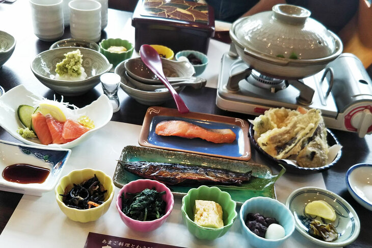 お昼は「あまご茶屋」であまご料理とわさび鍋のフルコースを満喫。普段、コンビニ飯とファストフードを暴食する記者は、滂沱（ぼうだ）の涙を禁じ得なかった。