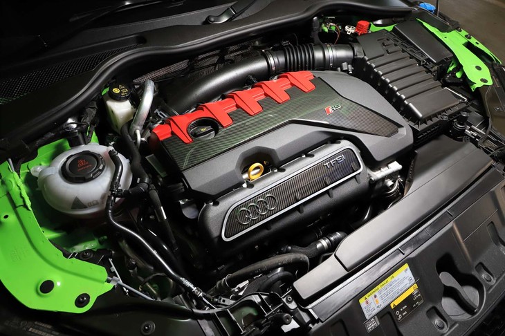 「TT RSクーペ」は世界的にも数少ない直列5気筒エンジンを搭載する。最新型のそれは、より洗練されたフィーリングが得られるようリファインされている。