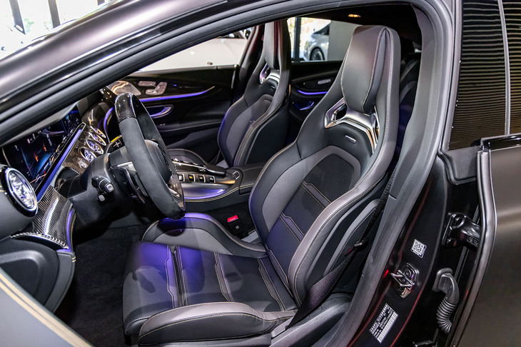 「AMG GT53 4MATIC＋（ISG）ファイナルエディション」のキャビン。ナッパレザーをぜいたくに使用した「AMGパフォーマンスシート」やリサイクル素材を用いた「MICROCUT」のルーフライナーが標準で装備される。